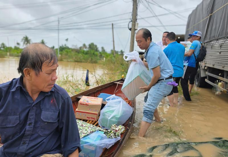 Báo Thanh Niên kịp thời trao những phần quà thiết thực đến người dân vùng lũ - Ảnh 10.