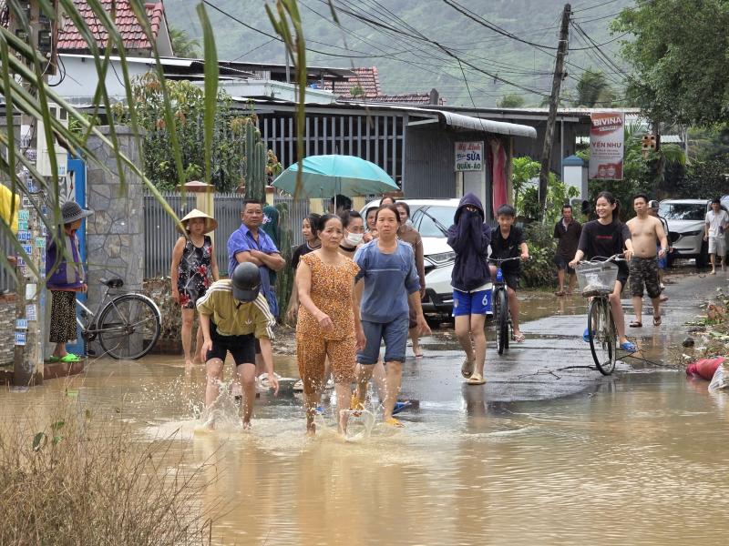 Báo Thanh Niên kịp thời trao những phần quà thiết thực đến người dân vùng lũ - Ảnh 6.