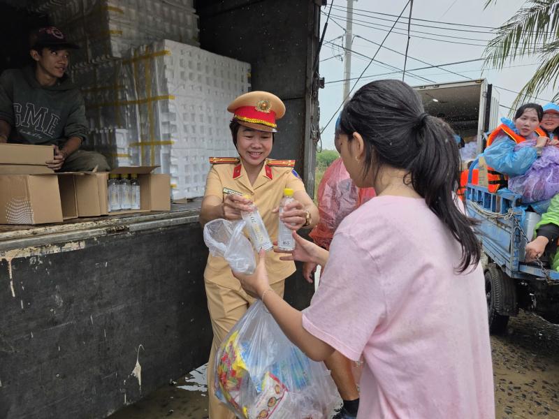 Báo Thanh Niên kịp thời trao những phần quà thiết thực đến người dân vùng lũ - Ảnh 8.