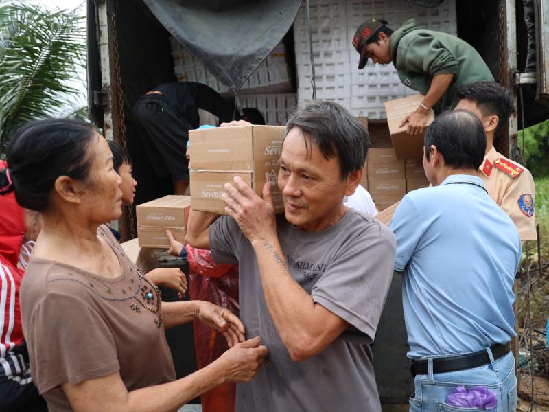 Báo Thanh Niên kịp thời trao những phần quà thiết thực đến người dân vùng lũ - Ảnh 13.