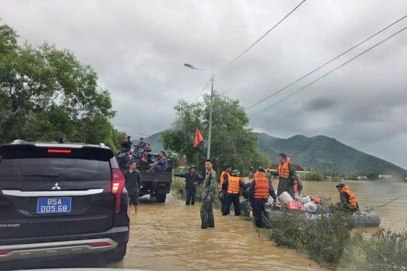 Báo Thanh Niên kịp thời trao những phần quà thiết thực đến người dân vùng lũ - Ảnh 15.