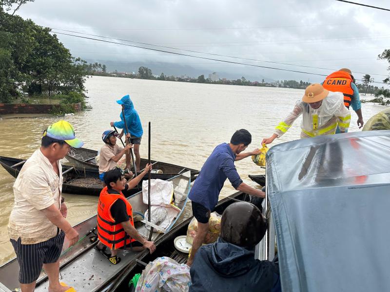 Công an tỉnh Đồng Nai xuất quân hỗ trợ Đắk Lắk khắc phục hậu quả mưa lũ- Ảnh 6.