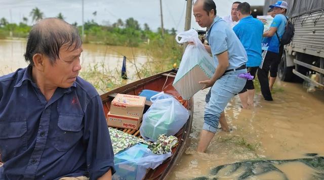 Xuyên đêm vào tâm lũ cứu đồng bào miền Trung- Ảnh 5.