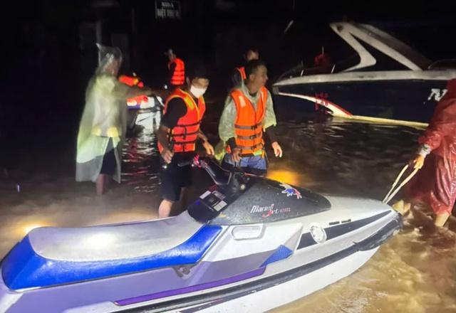 Xuyên đêm vào tâm lũ cứu đồng bào miền Trung- Ảnh 2.