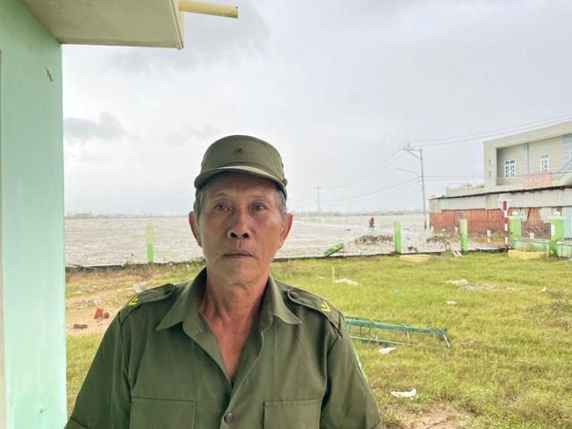 Ông lão ở Gia Lai cứu thanh niên chìm trong nước lũ: 'Không kịp nghĩ gì khác'- Ảnh 1.