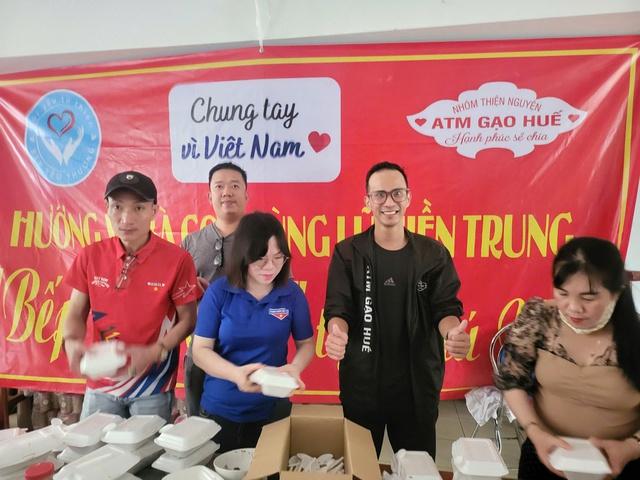100.000 đồng của người phụ nữ buôn ve chai Huế: 'Gửi giúp bà con lụt trong nớ'- Ảnh 2.