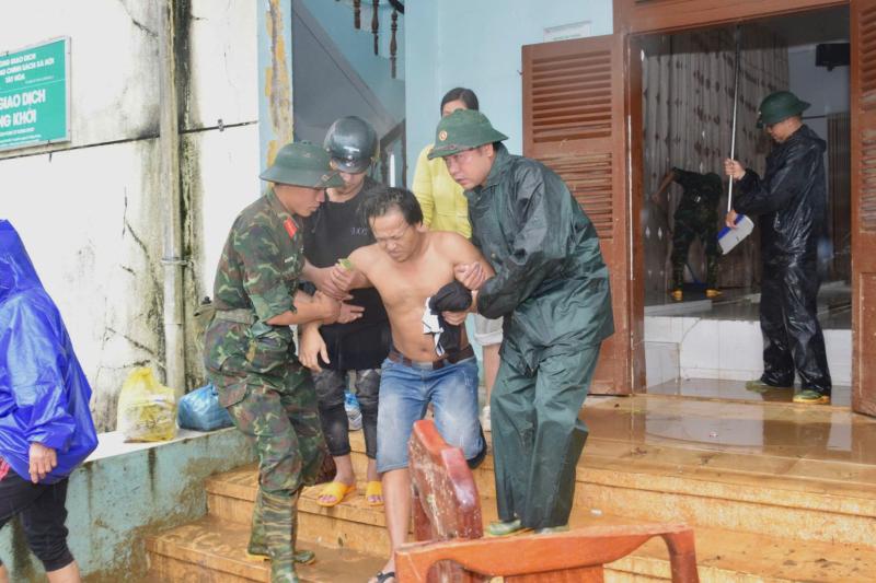 Vào rốn ngập Hòa Thịnh, Sư đoàn 315 cùng dân vực dậy sau lũ dữ- Ảnh 11. Vào rốn ngập Hòa Thịnh, Sư đoàn 315 cùng dân vực dậy sau lũ dữ- Ảnh 11.