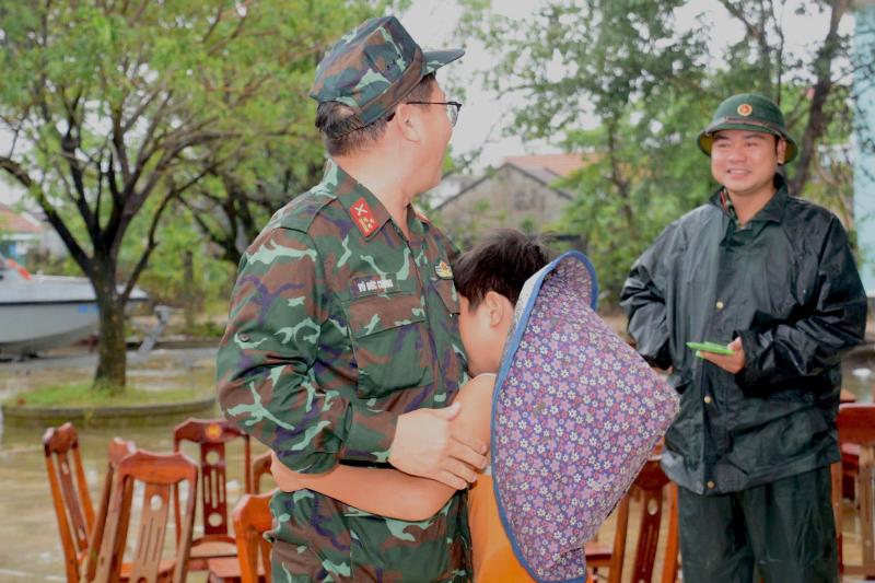 Vào rốn ngập Hòa Thịnh, Sư đoàn 315 cùng dân vực dậy sau lũ dữ- Ảnh 1. Vào rốn ngập Hòa Thịnh, Sư đoàn 315 cùng dân vực dậy sau lũ dữ- Ảnh 1.