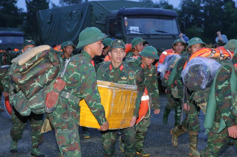 Vào rốn ngập Hòa Thịnh, Sư đoàn 315 cùng dân vực dậy sau lũ dữ- Ảnh 3. Vào rốn ngập Hòa Thịnh, Sư đoàn 315 cùng dân vực dậy sau lũ dữ- Ảnh 3.