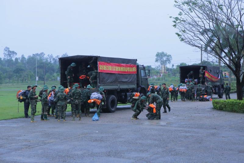 Vào rốn ngập Hòa Thịnh, Sư đoàn 315 cùng dân vực dậy sau lũ dữ- Ảnh 2. Vào rốn ngập Hòa Thịnh, Sư đoàn 315 cùng dân vực dậy sau lũ dữ- Ảnh 2.