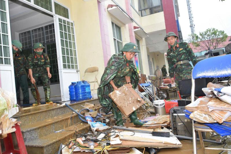 Vào rốn ngập Hòa Thịnh, Sư đoàn 315 cùng dân vực dậy sau lũ dữ- Ảnh 10. Vào rốn ngập Hòa Thịnh, Sư đoàn 315 cùng dân vực dậy sau lũ dữ- Ảnh 10.
