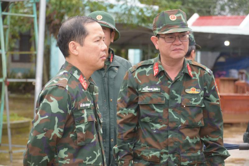 Vào rốn ngập Hòa Thịnh, Sư đoàn 315 cùng dân vực dậy sau lũ dữ- Ảnh 6. Vào rốn ngập Hòa Thịnh, Sư đoàn 315 cùng dân vực dậy sau lũ dữ- Ảnh 6.