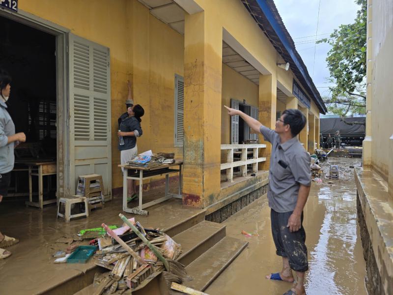 Khánh Hòa: Trường ngổn ngang bùn đất sau lũ lịch sử, chưa xác định ngày đi học- Ảnh 1.