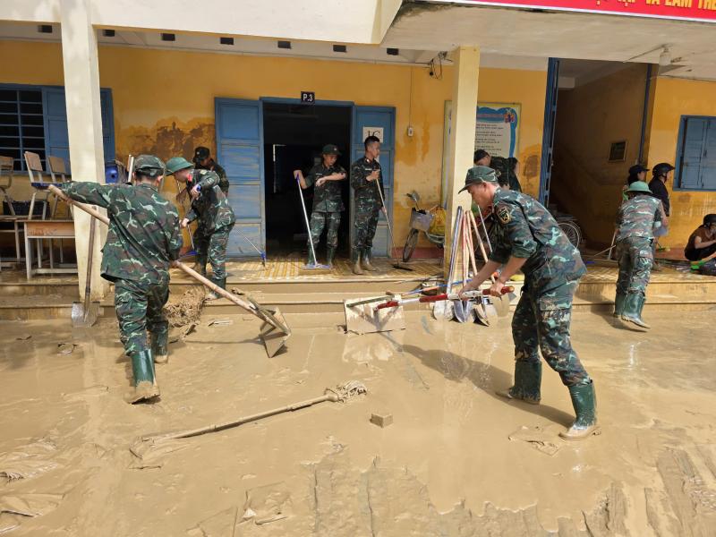 Khánh Hòa: Trường ngổn ngang bùn đất sau lũ lịch sử, chưa xác định ngày đi học- Ảnh 4.