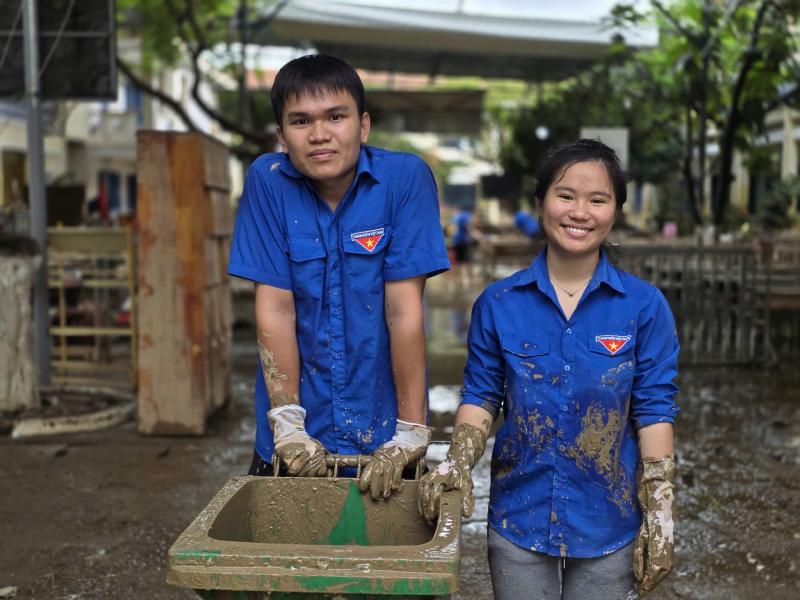 Khánh Hòa: Trường ngổn ngang bùn đất sau lũ lịch sử, chưa xác định ngày đi học- Ảnh 15.