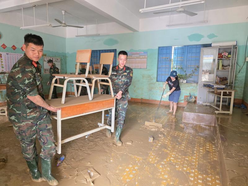 Khánh Hòa: Trường ngổn ngang bùn đất sau lũ lịch sử, chưa xác định ngày đi học- Ảnh 10.