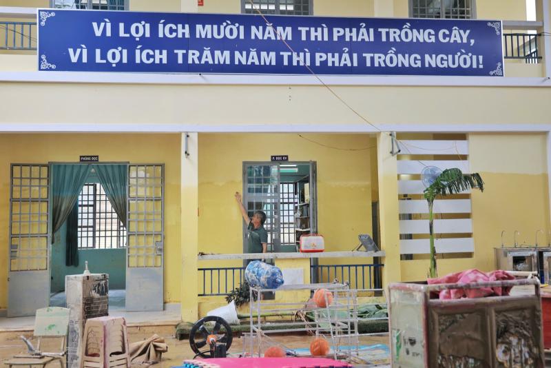 Khánh Hòa: Trường ngổn ngang bùn đất sau lũ lịch sử, chưa xác định ngày đi học- Ảnh 8.