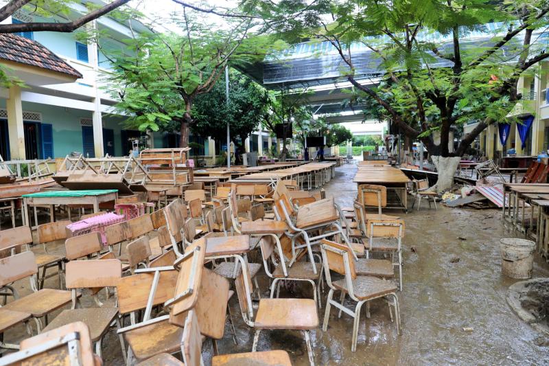 Khánh Hòa: Trường ngổn ngang bùn đất sau lũ lịch sử, chưa xác định ngày đi học- Ảnh 5.