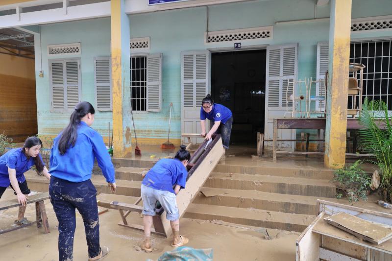 Khánh Hòa: Trường ngổn ngang bùn đất sau lũ lịch sử, chưa xác định ngày đi học- Ảnh 3.