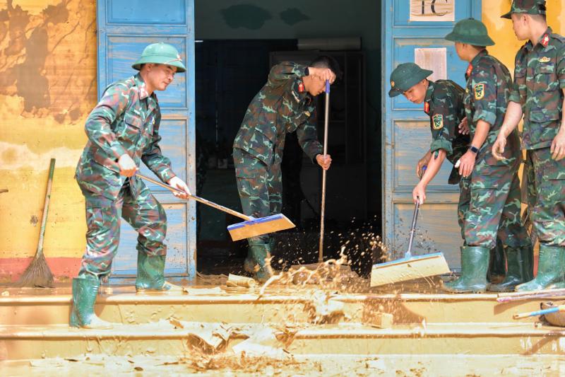 Khánh Hòa: Trường ngổn ngang bùn đất sau lũ lịch sử, chưa xác định ngày đi học- Ảnh 11.