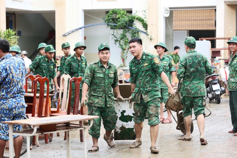Khánh Hòa: Trường ngổn ngang bùn đất sau lũ lịch sử, chưa xác định ngày đi học- Ảnh 14.