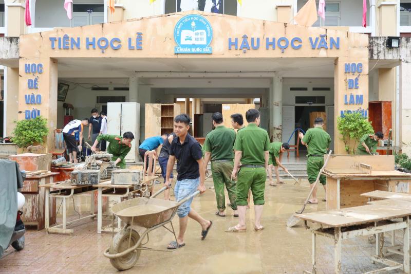 Khánh Hòa: Trường ngổn ngang bùn đất sau lũ lịch sử, chưa xác định ngày đi học- Ảnh 9.
