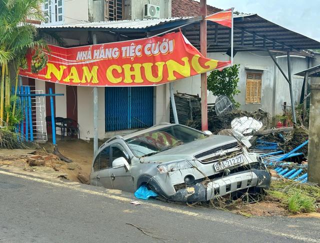 Rốn lũ Phú Yên cũ gượng dậy giữa đổ nát sau ngập lụt lịch sử- Ảnh 1.