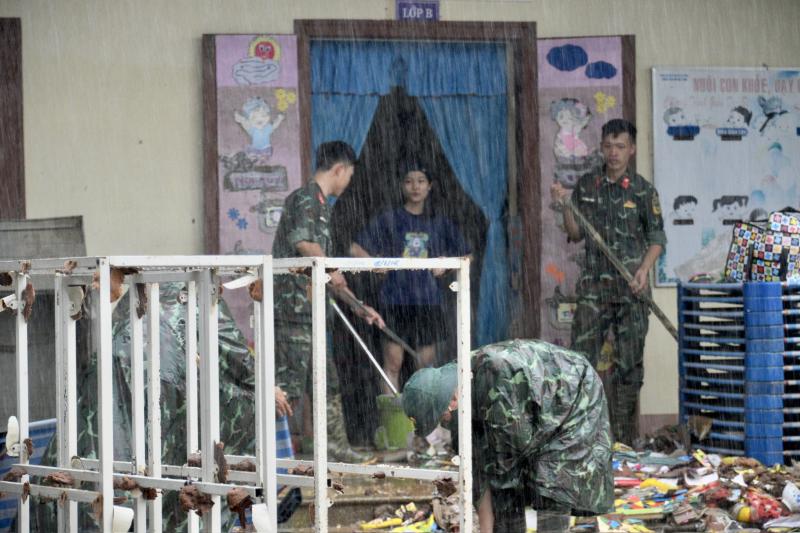 Vào rốn ngập Hòa Thịnh, Sư đoàn 315 cùng dân vực dậy sau lũ dữ- Ảnh 8. Vào rốn ngập Hòa Thịnh, Sư đoàn 315 cùng dân vực dậy sau lũ dữ- Ảnh 8.