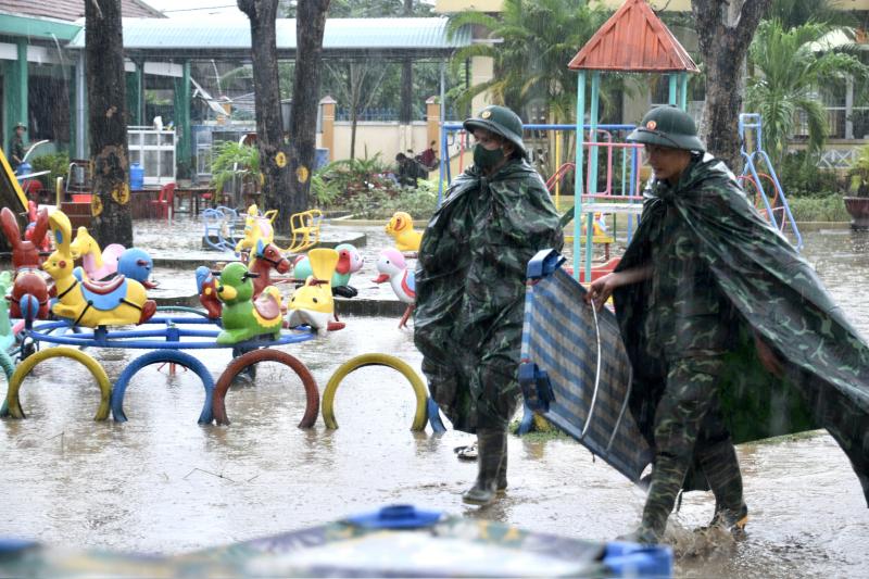 Vào rốn ngập Hòa Thịnh, Sư đoàn 315 cùng dân vực dậy sau lũ dữ- Ảnh 7. Vào rốn ngập Hòa Thịnh, Sư đoàn 315 cùng dân vực dậy sau lũ dữ- Ảnh 7.