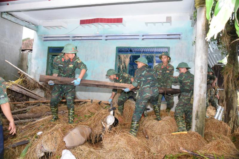 Vào rốn ngập Hòa Thịnh, Sư đoàn 315 cùng dân vực dậy sau lũ dữ- Ảnh 4. Vào rốn ngập Hòa Thịnh, Sư đoàn 315 cùng dân vực dậy sau lũ dữ- Ảnh 4.