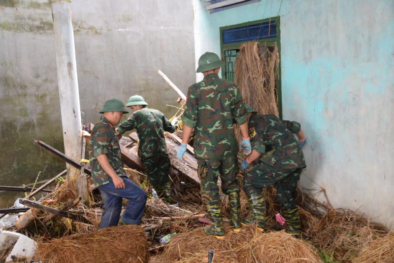Vào rốn ngập Hòa Thịnh, Sư đoàn 315 cùng dân vực dậy sau lũ dữ- Ảnh 5. Vào rốn ngập Hòa Thịnh, Sư đoàn 315 cùng dân vực dậy sau lũ dữ- Ảnh 5.