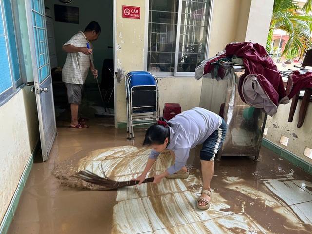 Đắk Lắk: Thầy cô cùng học sinh xắn tay dọn dẹp trường học sau lũ lụt- Ảnh 3. Đắk Lắk: Thầy cô cùng học sinh xắn tay dọn dẹp trường học sau lũ lụt- Ảnh 3.