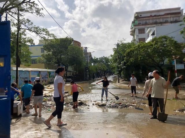 Đắk Lắk: Thầy cô cùng học sinh xắn tay dọn dẹp trường học sau lũ lụt- Ảnh 6. Đắk Lắk: Thầy cô cùng học sinh xắn tay dọn dẹp trường học sau lũ lụt- Ảnh 6.
