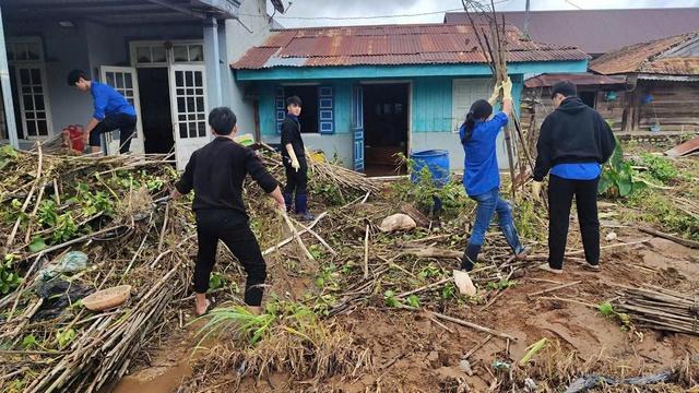 Hơn 1.500 đoàn viên, thanh niên tình Lâm Đồng hỗ trợ người dân sau lũ lịch sử - Ảnh 9.