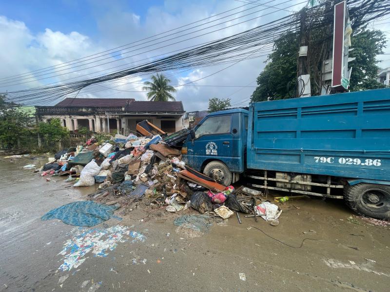 Khánh Hòa cấp tập thu dọn lượng rác khổng lồ ở phường Tây Nha Trang- Ảnh 1.