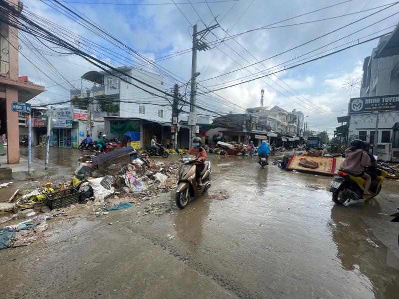 Khánh Hòa cấp tập thu dọn lượng rác khổng lồ ở phường Tây Nha Trang- Ảnh 6.