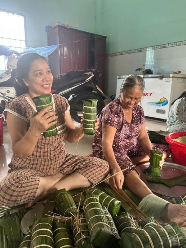 TP.HCM: Người dân miền biển xã Bình Châu gói bánh tét chở ra miền Trung - Ảnh 3.