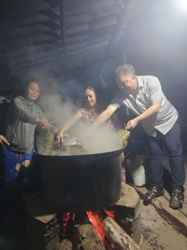 TP.HCM: Người dân miền biển xã Bình Châu gói bánh tét chở ra miền Trung - Ảnh 4.