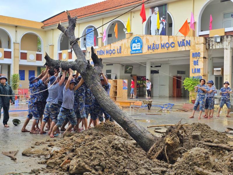 Khánh Hòa: Trường học vật lộn với bùn, nước yếu, kêu gọi khẩn tình nguyện viên - Ảnh 7.
