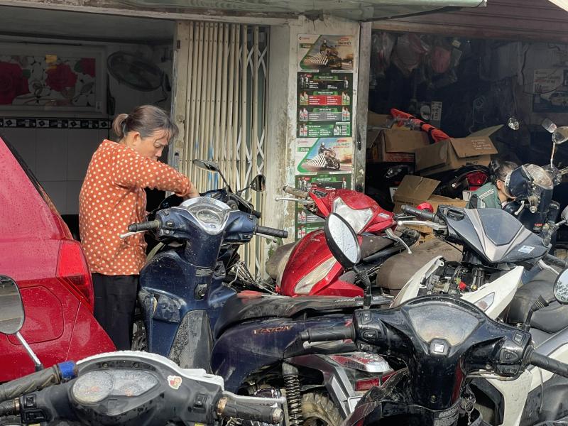 Sữa xe máy ở Nha Trang sau lũ, 'nhiều gấp 100 lần ngày thường'- Ảnh 9.