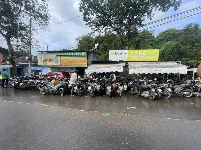 Sữa xe máy ở Nha Trang sau lũ, 'nhiều gấp 100 lần ngày thường'- Ảnh 6.