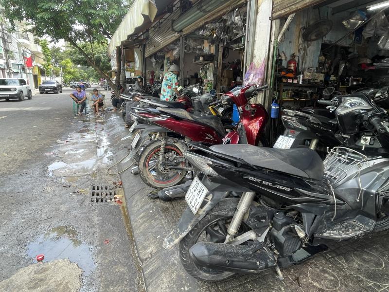 Sữa xe máy ở Nha Trang sau lũ, 'nhiều gấp 100 lần ngày thường'- Ảnh 14.