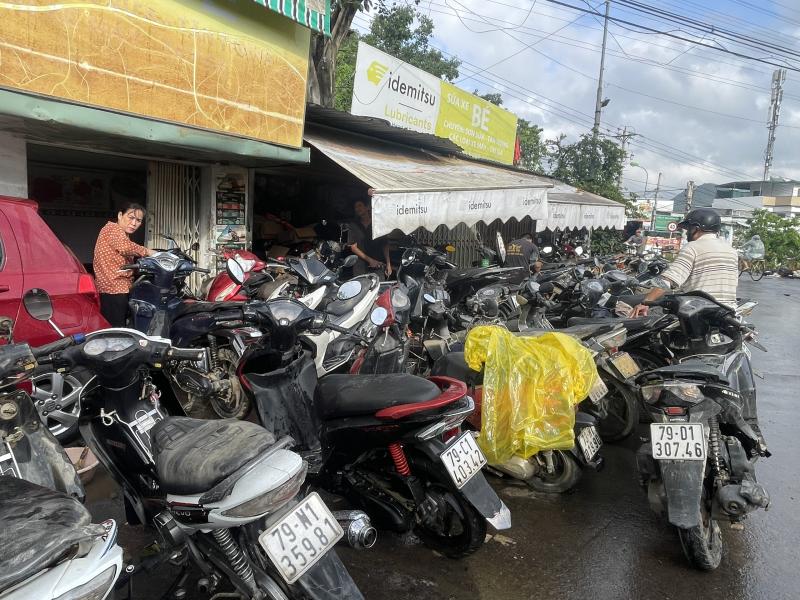 Sữa xe máy ở Nha Trang sau lũ, 'nhiều gấp 100 lần ngày thường'- Ảnh 2.
