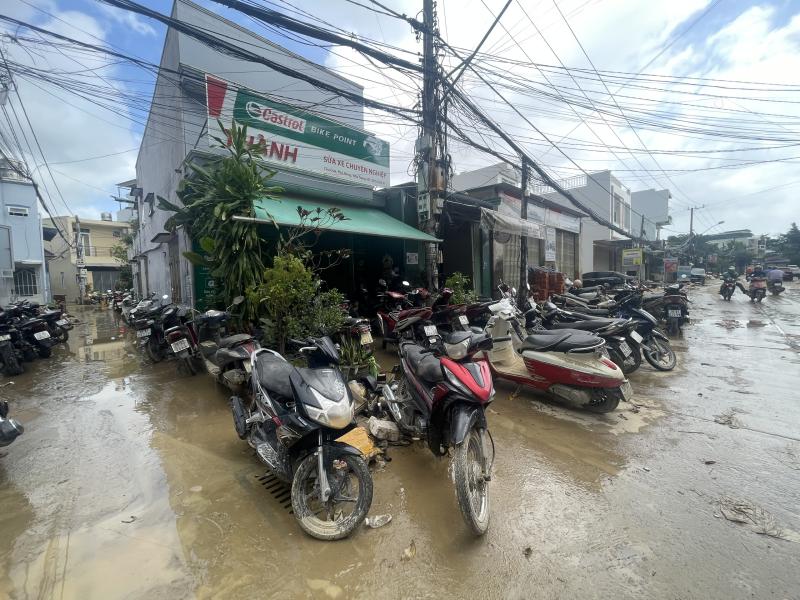 Sữa xe máy ở Nha Trang sau lũ, 'nhiều gấp 100 lần ngày thường'- Ảnh 8.