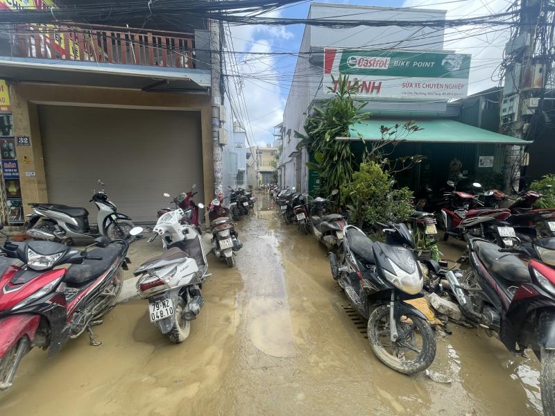 Sữa xe máy ở Nha Trang sau lũ, 'nhiều gấp 100 lần ngày thường'- Ảnh 11.
