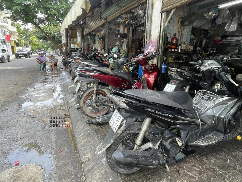 Sữa xe máy ở Nha Trang sau lũ, 'nhiều gấp 100 lần ngày thường'- Ảnh 7.