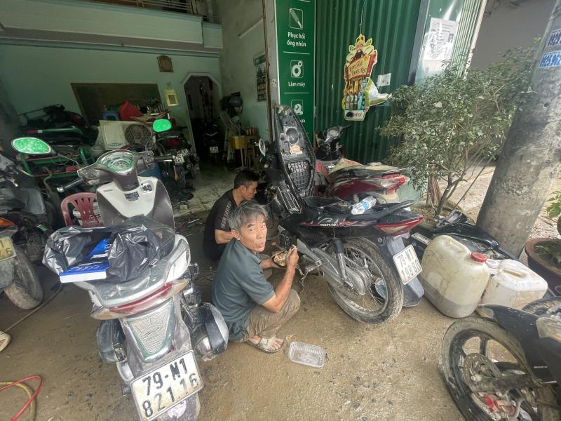 Sữa xe máy ở Nha Trang sau lũ, 'nhiều gấp 100 lần ngày thường'- Ảnh 10.