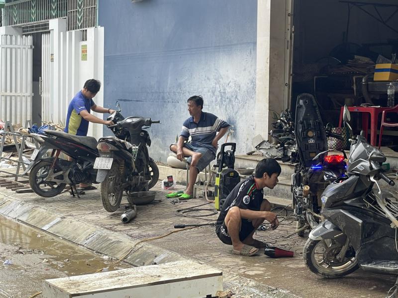 Sữa xe máy ở Nha Trang sau lũ, 'nhiều gấp 100 lần ngày thường'- Ảnh 3.