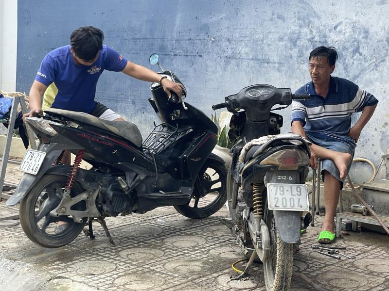 Sữa xe máy ở Nha Trang sau lũ, 'nhiều gấp 100 lần ngày thường'- Ảnh 4.