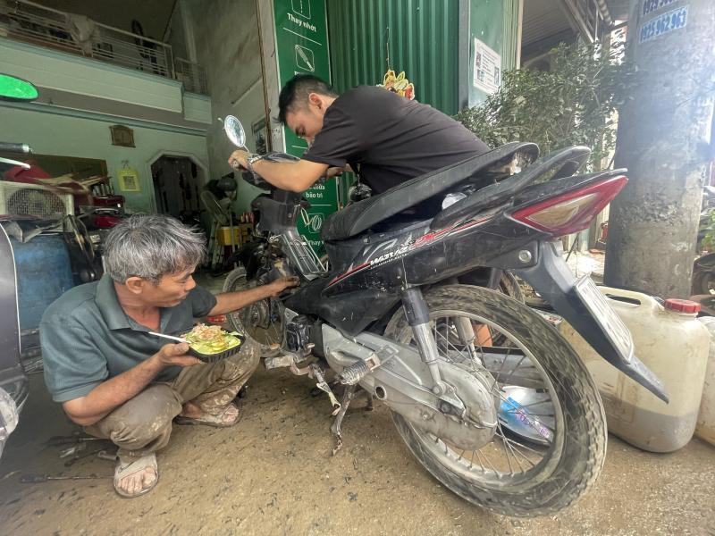 Sữa xe máy ở Nha Trang sau lũ, 'nhiều gấp 100 lần ngày thường'- Ảnh 1.